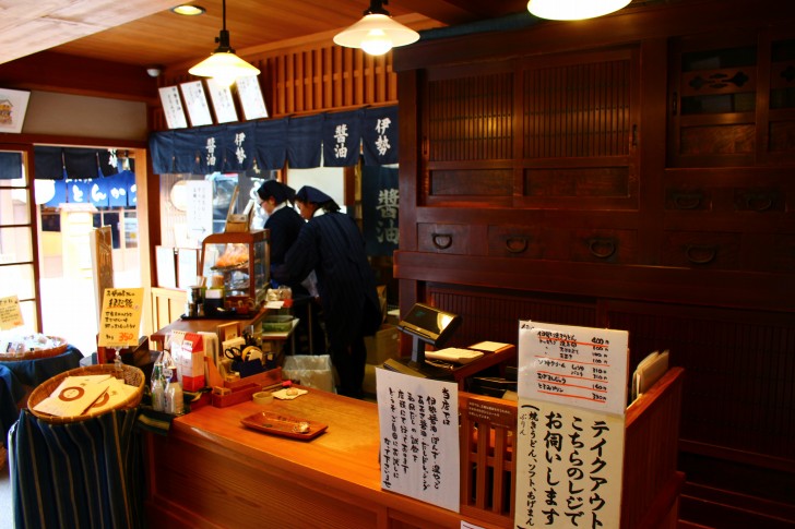 伊勢醤油本舗のレジカウンター