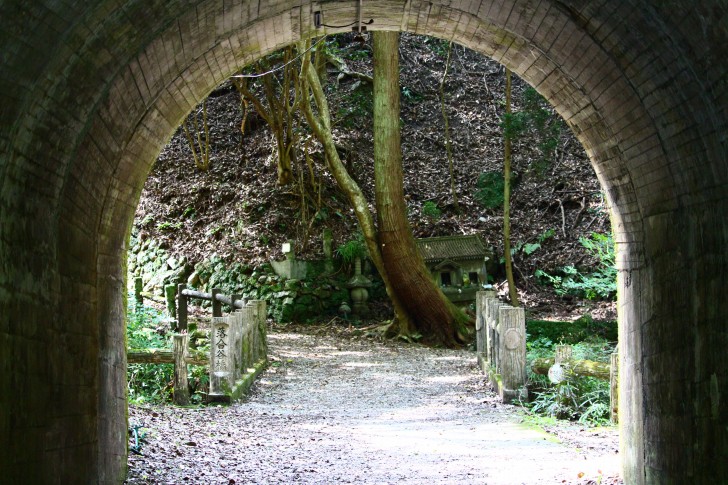 滝道のトンネル