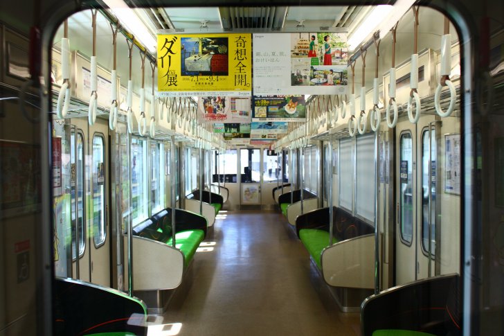 交野線の車内