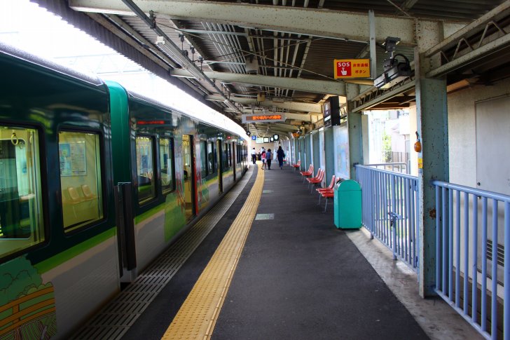 私市駅のホーム