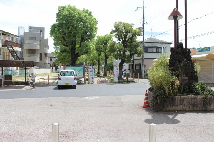 私市駅の改札を出たところ