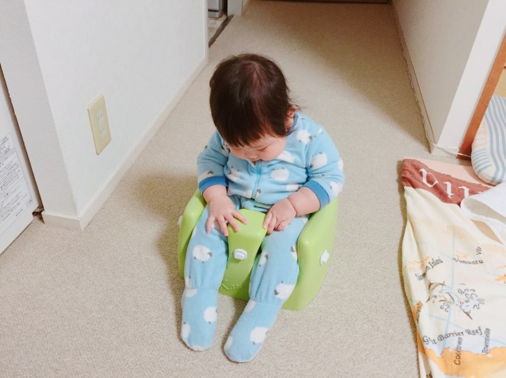 子供がカリブに座っている写真