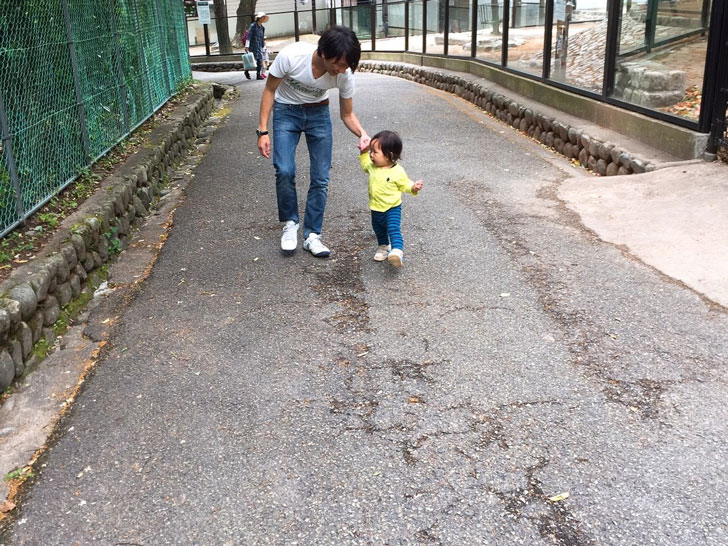 五月山動物園を歩く親子