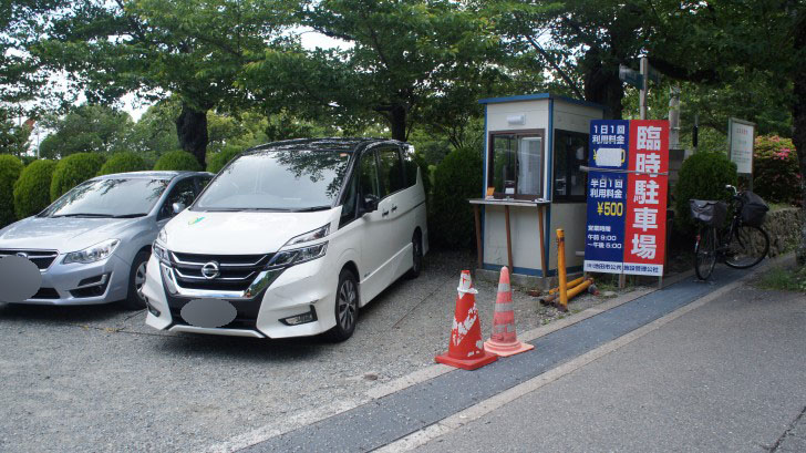 臨時駐車場に停めている車