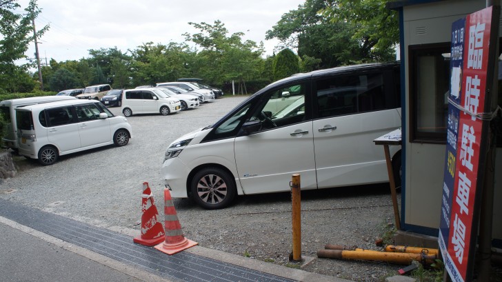 臨時駐車場に停めている車