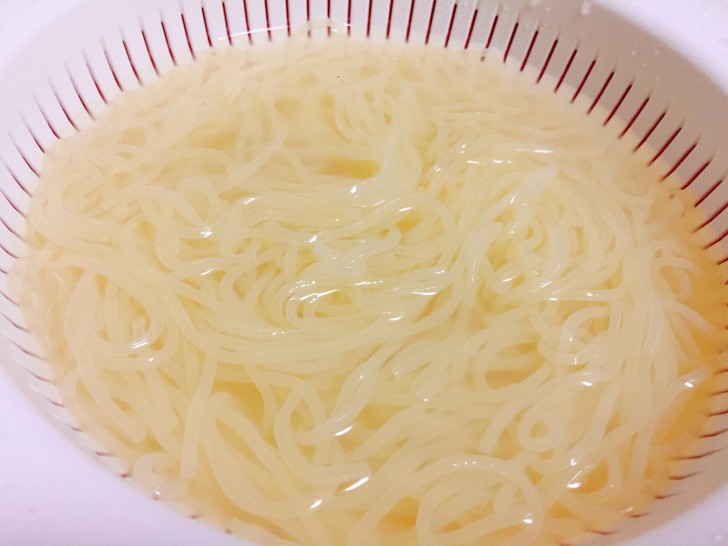 もりおか冷麺を冷水でしめる