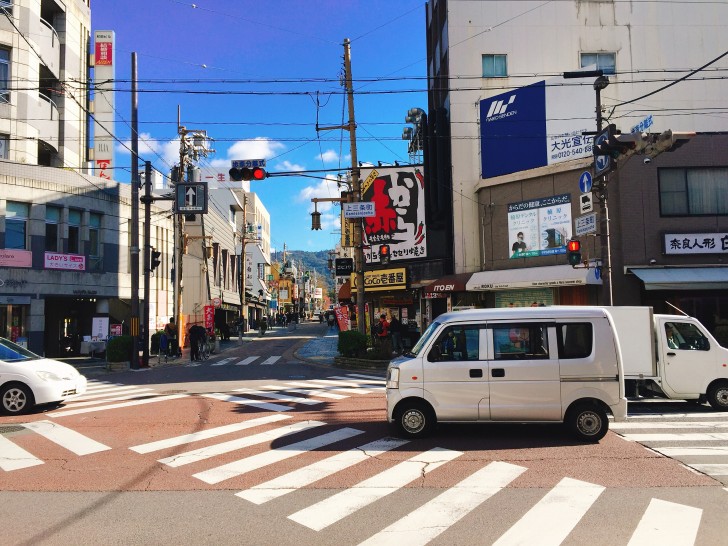 横断歩道を渡る