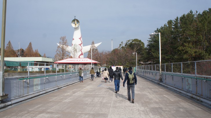 万博記念公園へと続く道