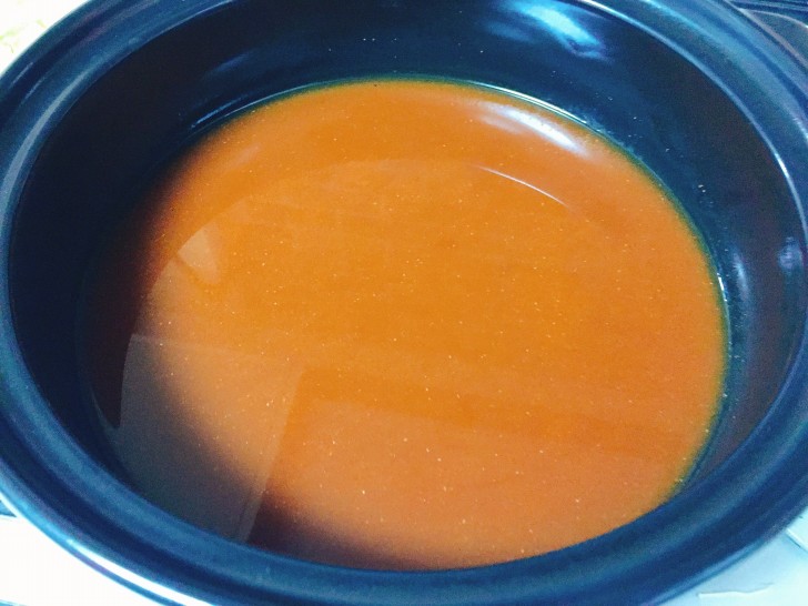 土鍋にスープを投入