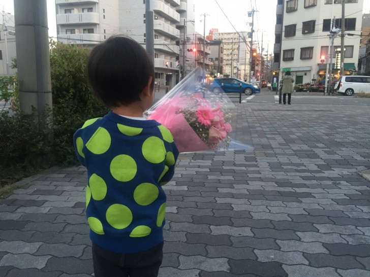 花束を持つニョロ助