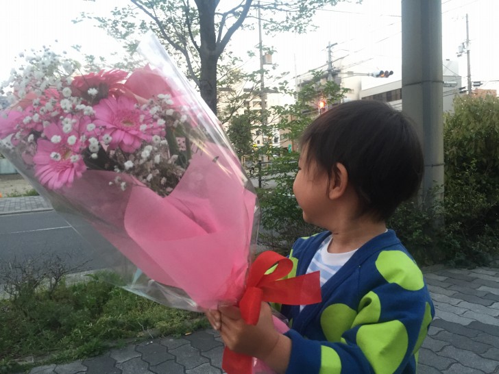 子どもと花束