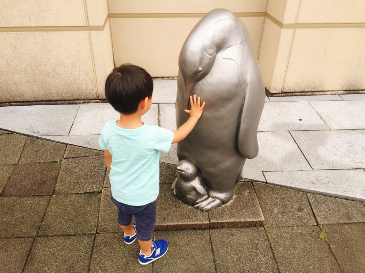 ペンギンの銅像